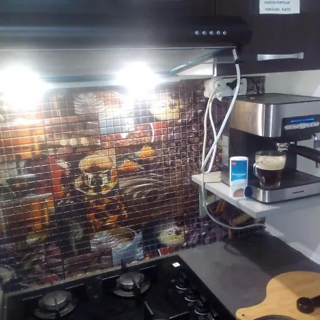 Hostel Florentin Camere Bai Comune Acces Bucatarie Cheap Rooms Smart Tv Netflix Constanta Kitchen And Laundry Machine Acces Fast Wifi Exterior photo