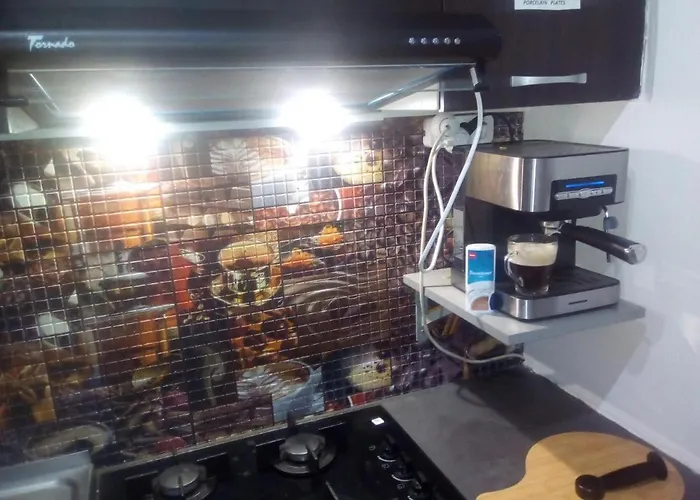 Hostel Florentin Camere Bai Comune Acces Bucatarie Cheap Rooms Smart Tv Netflix Constanta Kitchen And Laundry Machine Acces Fast Wifi